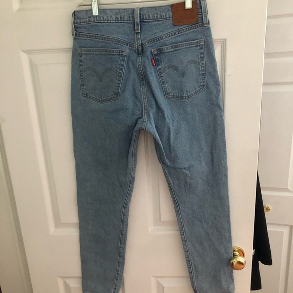 Levi’s 501 Button Fly 28/28 Iconic Denim Light Wash Jeans - Picture 3 of 16